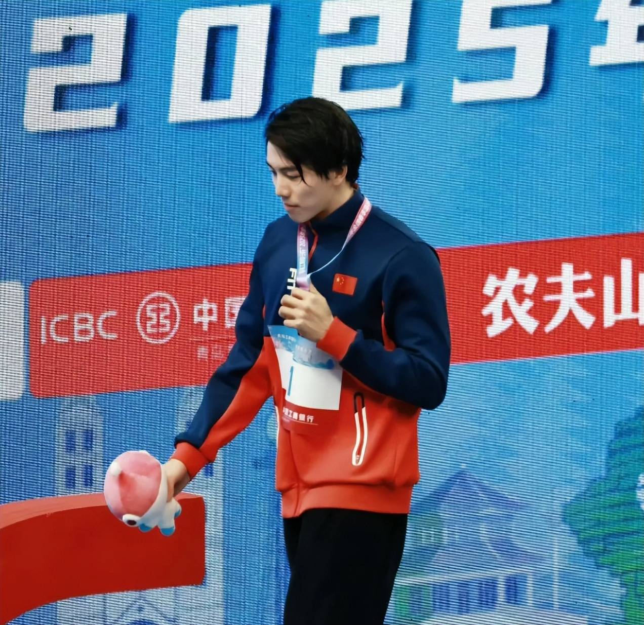 高山赛场，运动员奋力夺取金牌