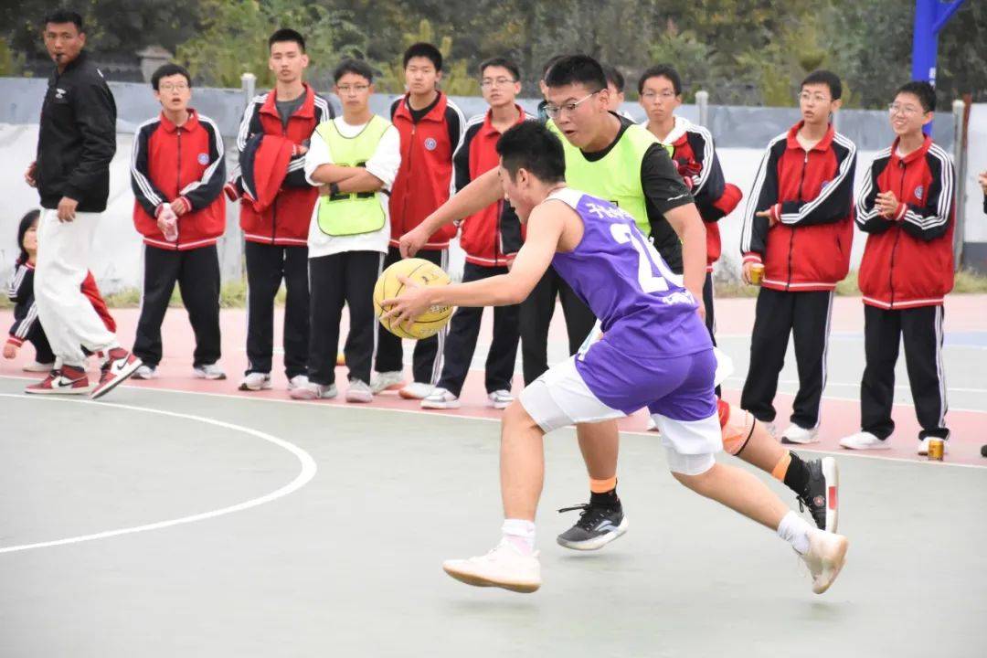 队员合作默契，篮球比赛中的高难度扣篮